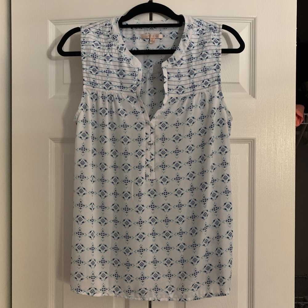Sleeveless v neck blouse, sz M